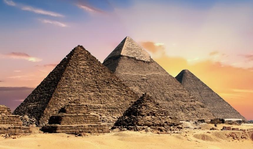 https://apg29.nu/bild/pyramider-1702220519.jpg - Lucka 11 - Från Egypten kallade jag min son